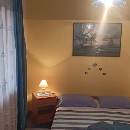 Apartmani Zute Racisce Bilik gambar