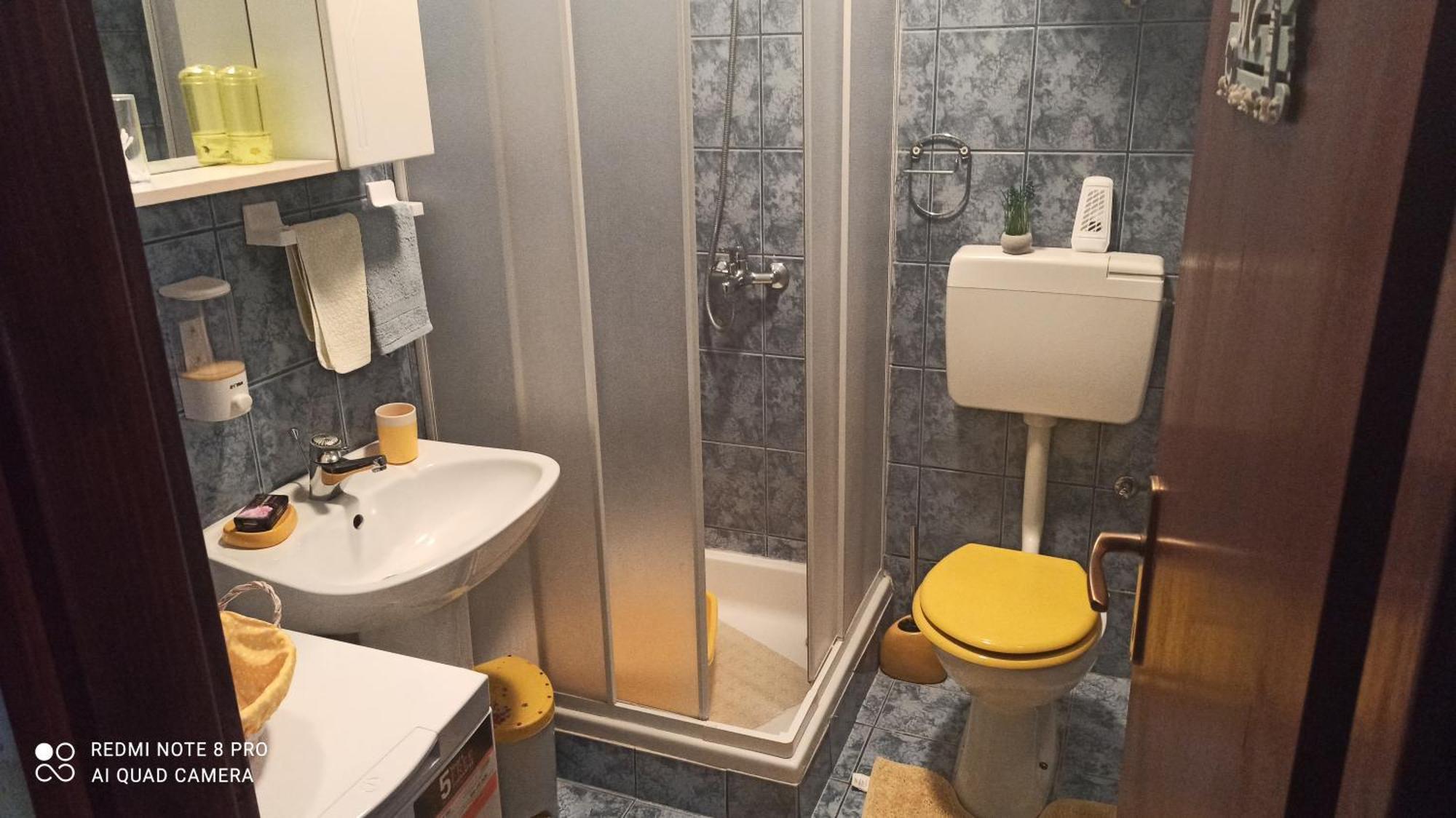 Apartmani Zute Racisce Bilik gambar